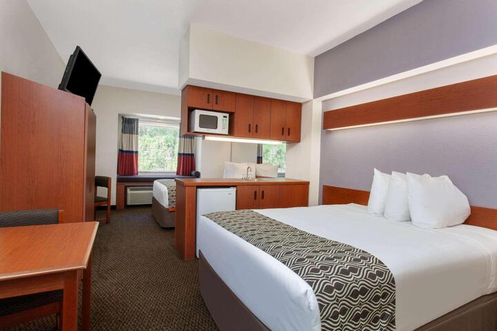 1 Queen Bed Accessible Room (6 of 34)