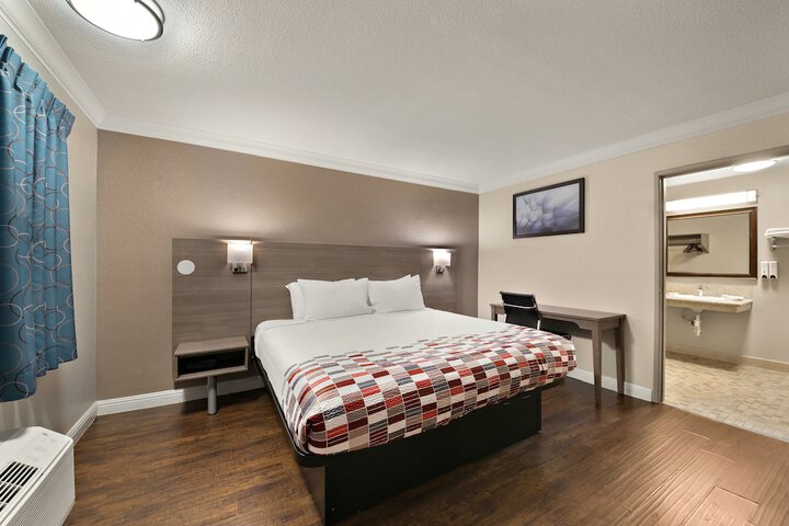 1 King Bed (10 of 19)