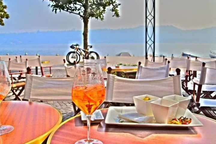Dining 16 of 17