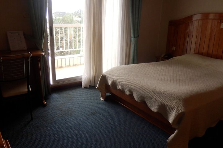 Room 6 of 33