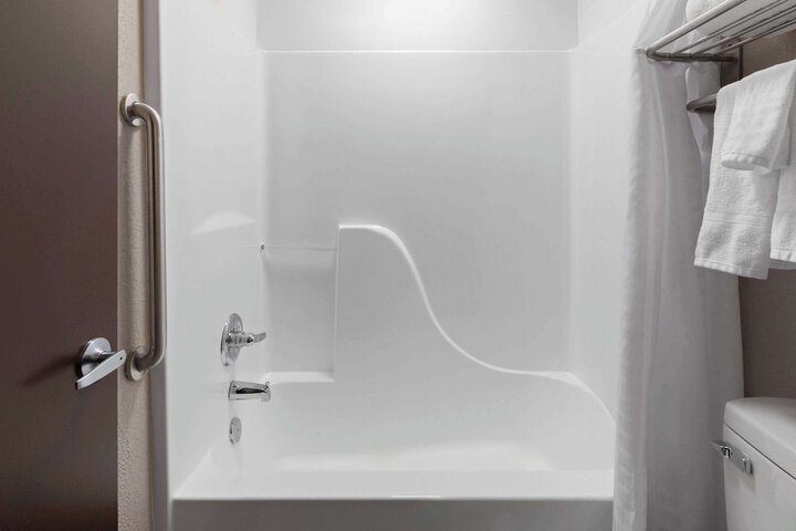 1 Double Bed Mobility Accessible Bathtub with Grab Bars (11 of 14)