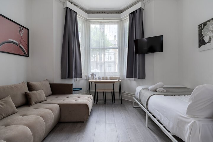 Room 52 of 146
