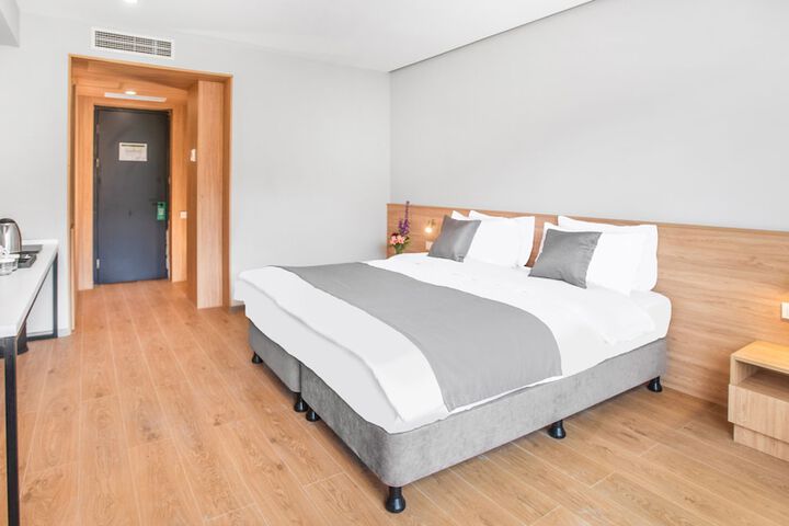 Room 4 of 82