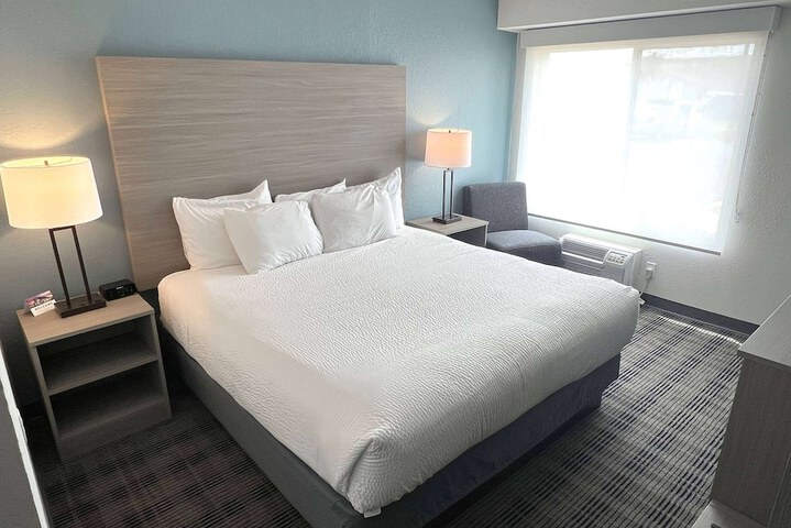 1 King Bed (1 of 6)