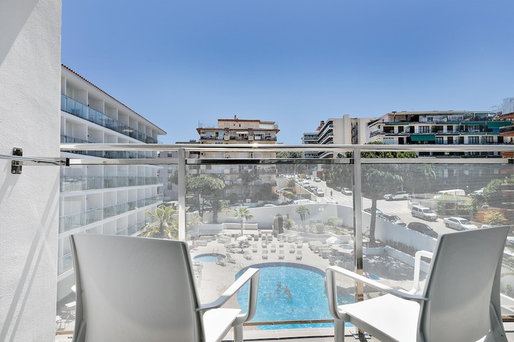 Hotel Pool