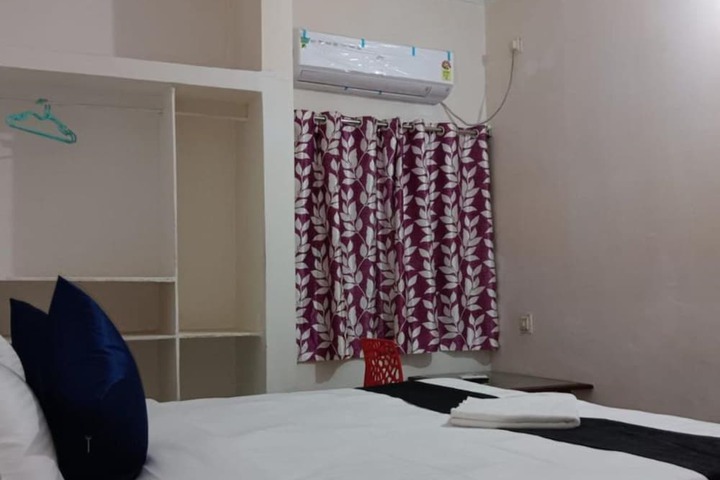 Room 6 of 13