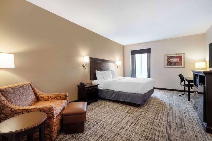 1 King Bed High Speed Internet Accessible Microwave and Refrigerator Flat Screen Television Desk Full Breakfast (6 of 14)