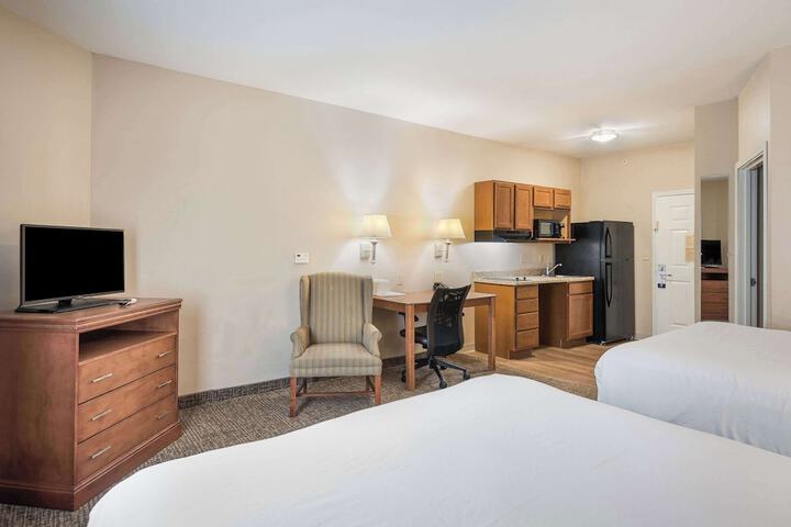 1 Queen Bed (3 of 13)