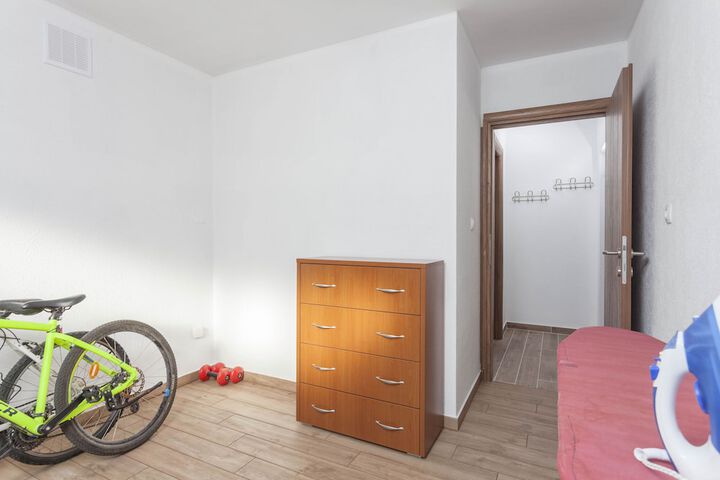 Room 4 of 100
