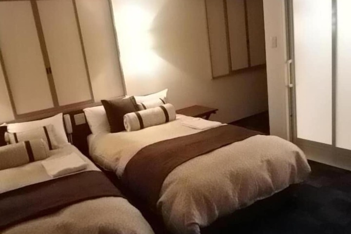 Room 8 of 33