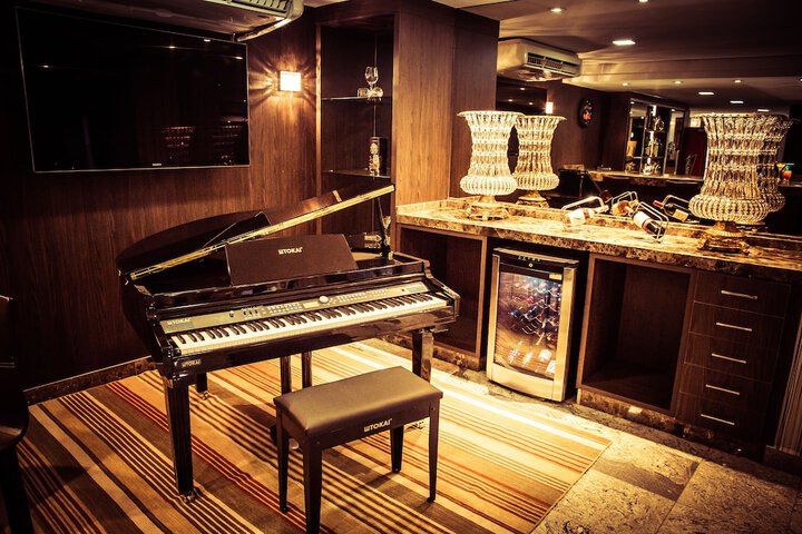 Lounge 70 of 78