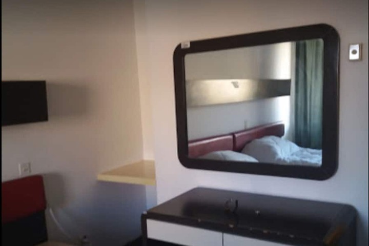 Room 6 of 25
