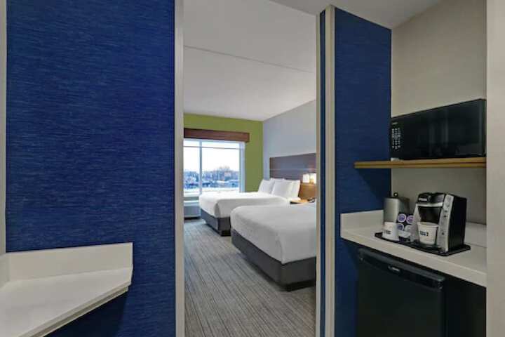 2 Queen Beds (7 of 16)
