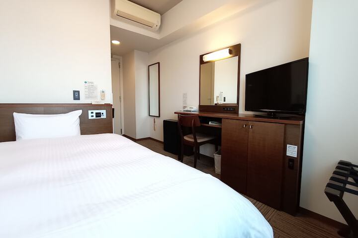 Room 13 of 28