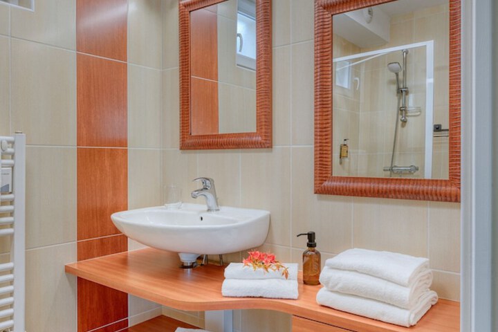 Room 15 of 27