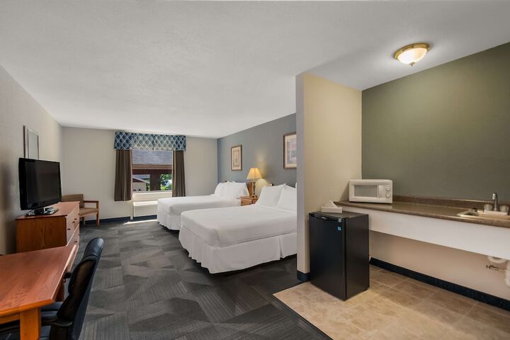 2 Queen Beds Refrigerator High Speed Internet Accessible Coffee Maker, Hairdryer Iron and Ironing Board Full Breakfast (10 of 12)