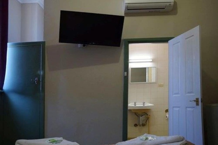Room 14 of 98