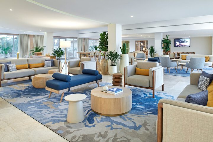 Lounge 156 of 212