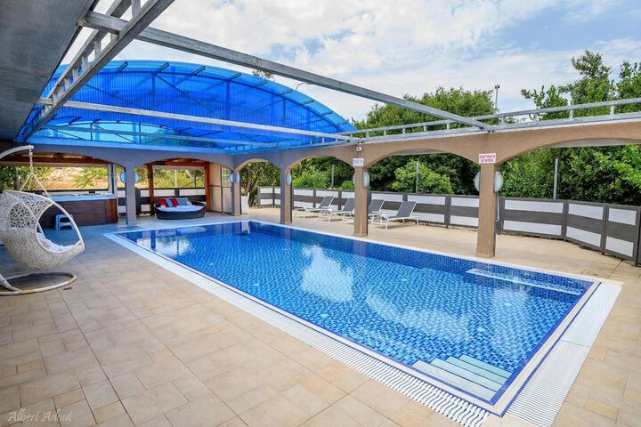 Pool 44 of 70