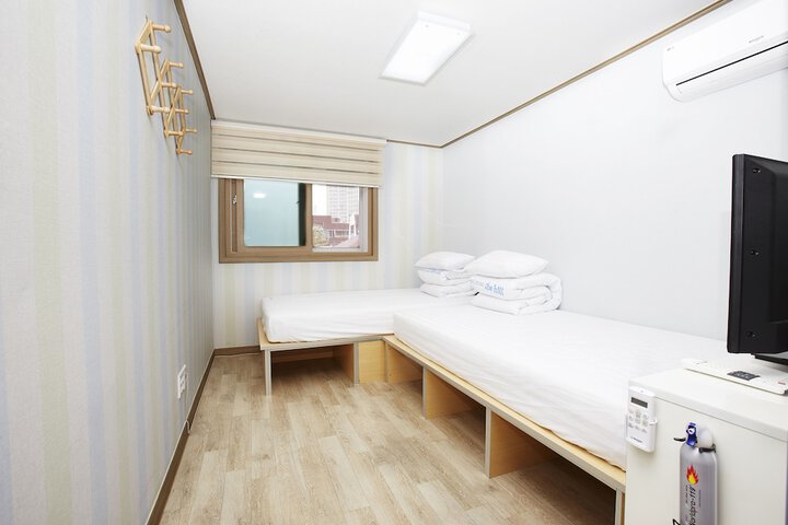 Room 11 of 35