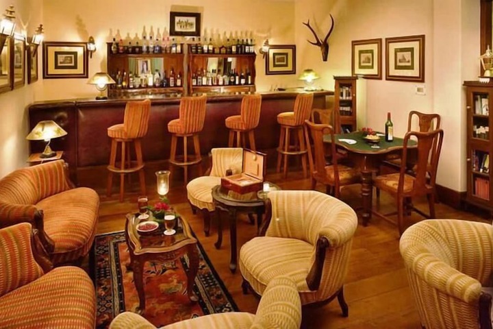 Lounge 41 of 51