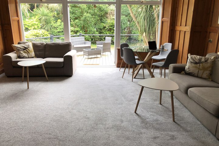 Lounge 24 of 25