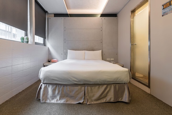 Room 9 of 28