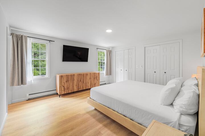 Deluxe King Bed (5 of 42)