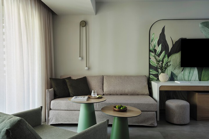 Room 42 of 153