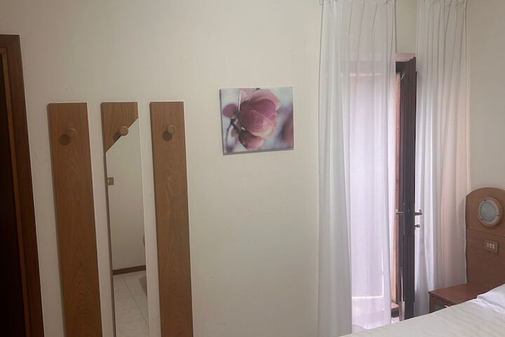 Room 9 of 28