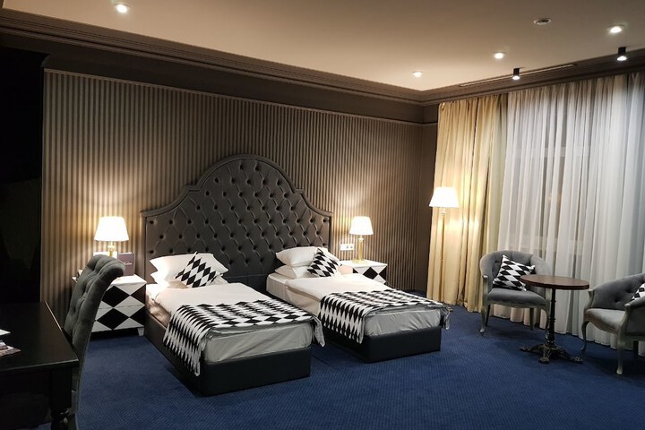 Room 17 of 38
