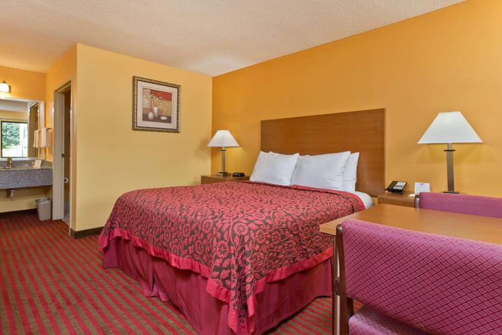 1 Queen Bed (7 of 13)