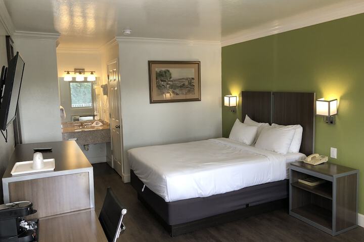 Deluxe Queen Bed (10 of 17)