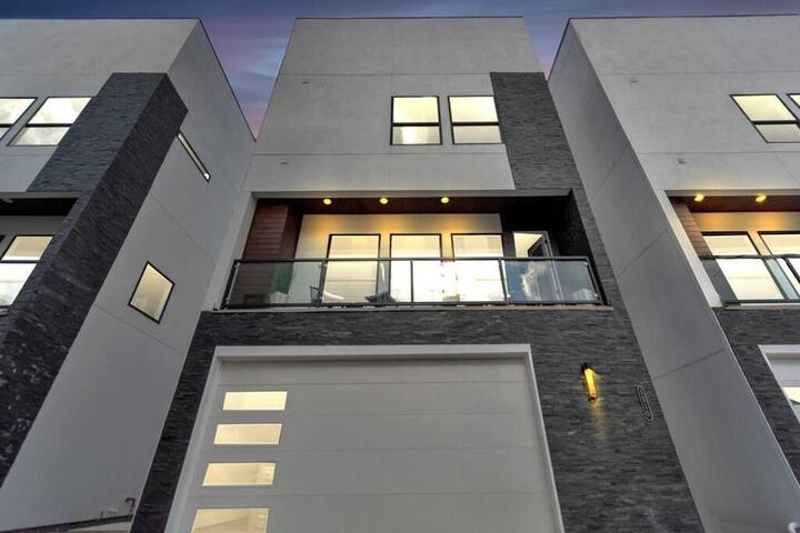 The Suite Spot! Downtown Skyline Views! Sleeps 12 in Houston, TX