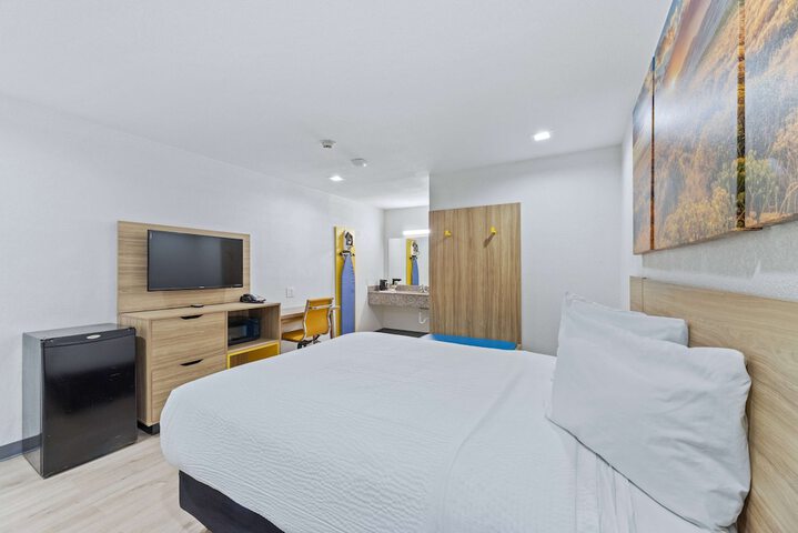 1 Queen Bed (8 of 14)