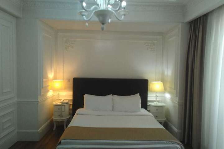 Room 2 of 10