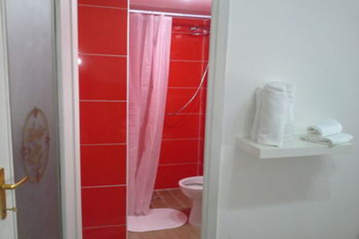Room 2 of 33