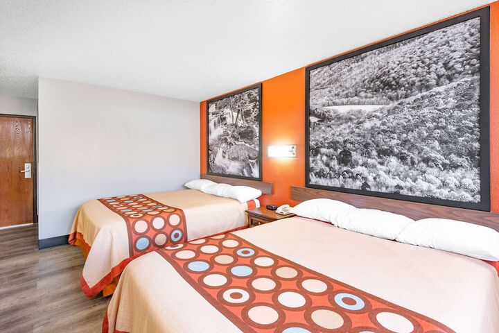1 Queen Bed (3 of 12)