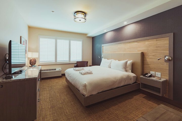 1 King Bed (16 of 24)