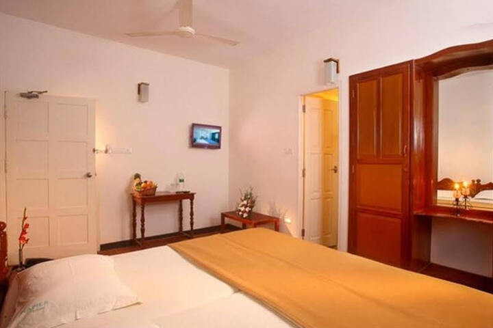 Room 4 of 9