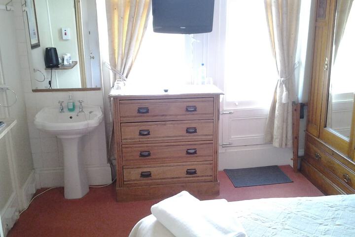 Room 13 of 37