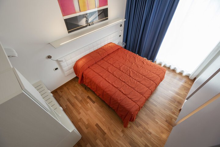 Room 12 of 34