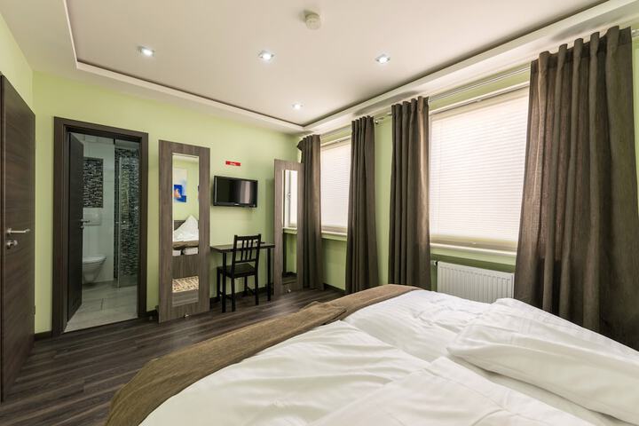 Room 16 of 38