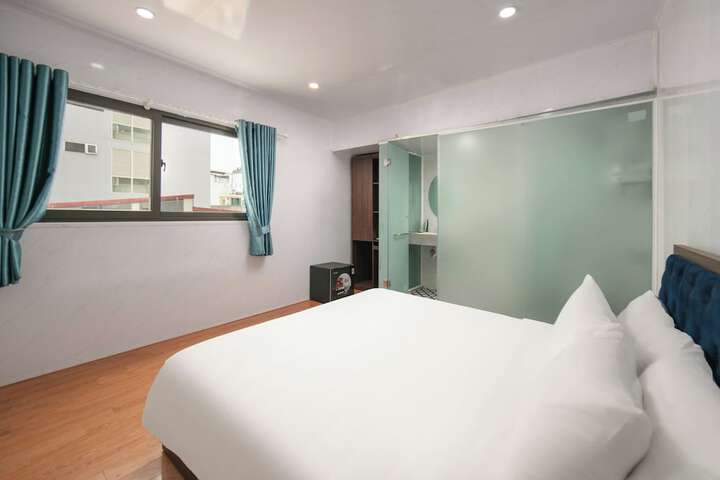 Room 5 of 15