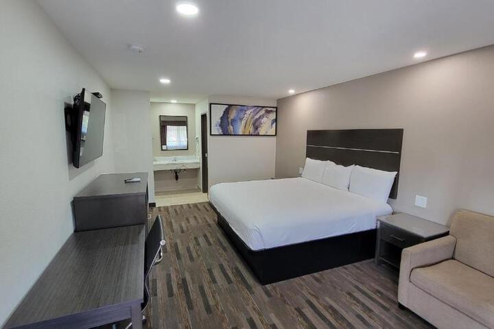 1 King Bed (10 of 14)