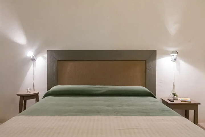 Room 4 of 12