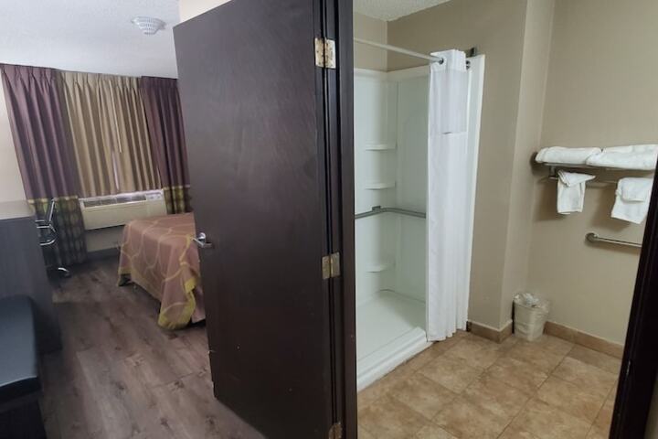 1 Queen Bed Mobility Accessible (10 of 10)