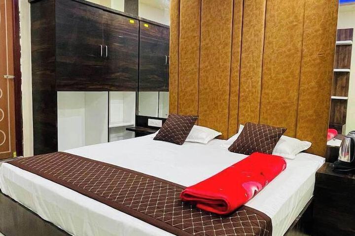 Room 4 of 8