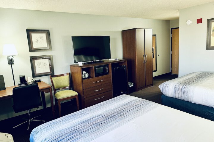 2 Queen Beds (1 of 9)