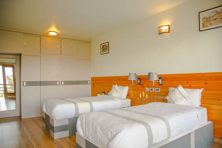 Room 5 of 83
